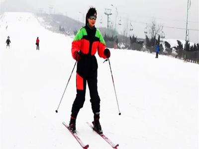 荣盛野三坡滑雪场