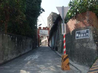 雄镇北门