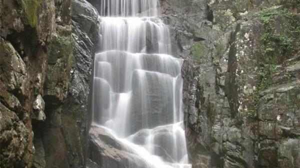 吊水岩