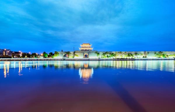 夜游护城河