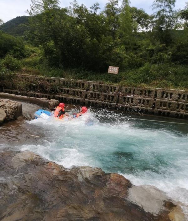 长兴龙川峡谷漂流