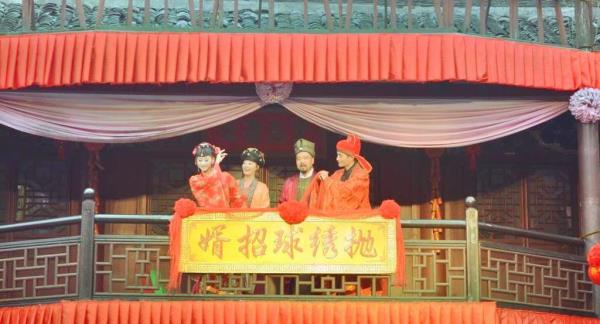 王家小姐抛绣球