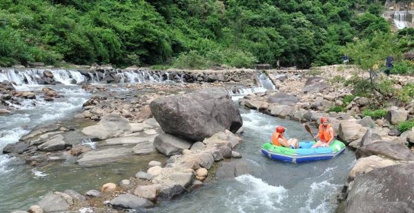 龙潭湾峡谷漂流