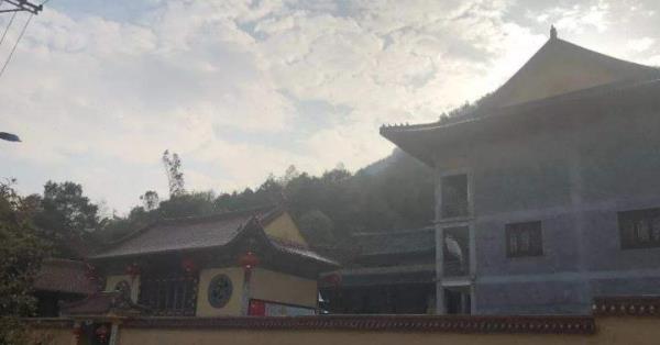 闹村报国禅寺