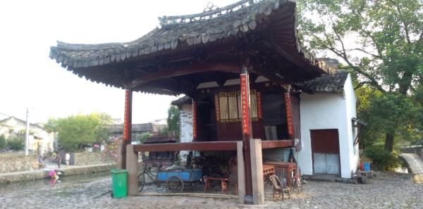 塔湖庙