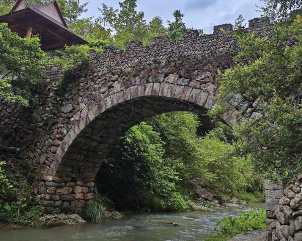 岭根峡谷