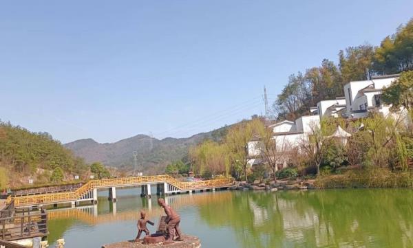 何斯路村