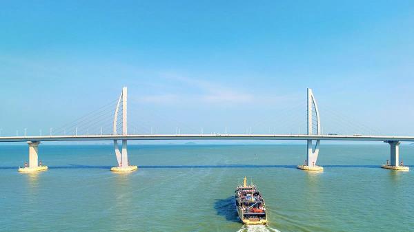 海上看港珠澳大桥