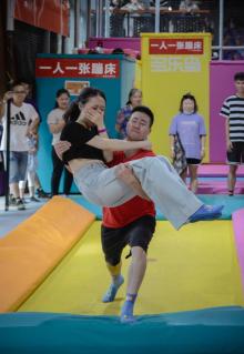多乐岛蹦床运动游乐城5