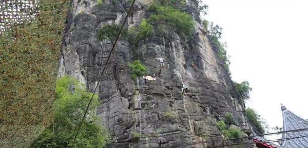瑞士奶酪岩场