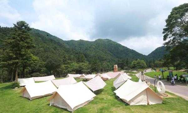 姑婆山旅游区大草坪露营地