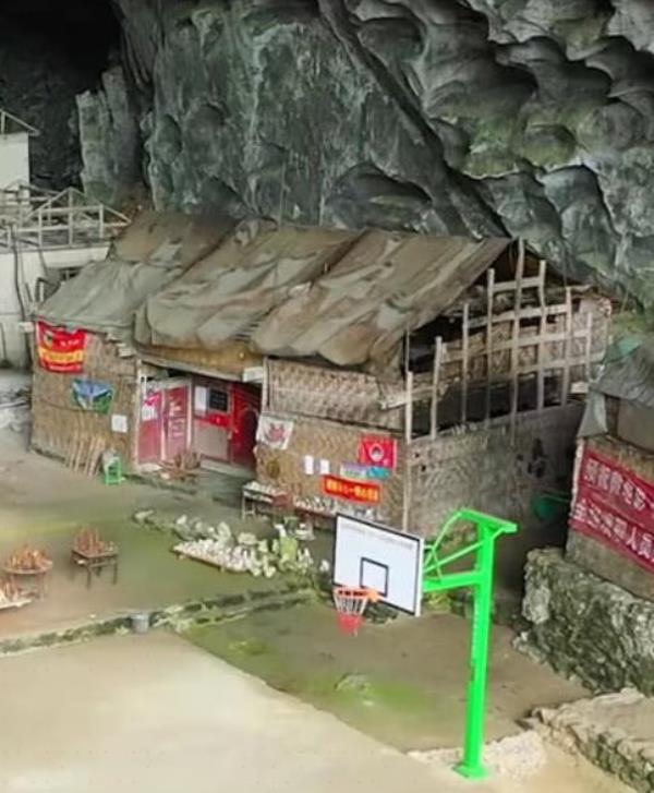 中东村篮球场
