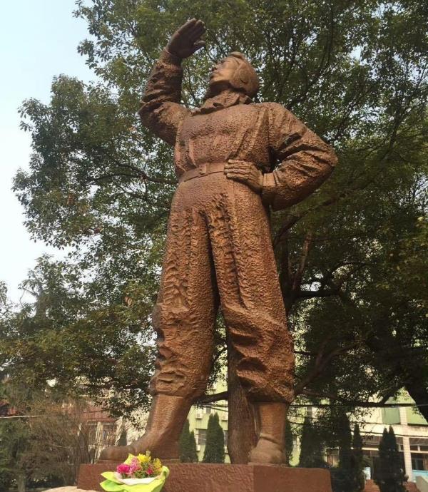高志航塑像
