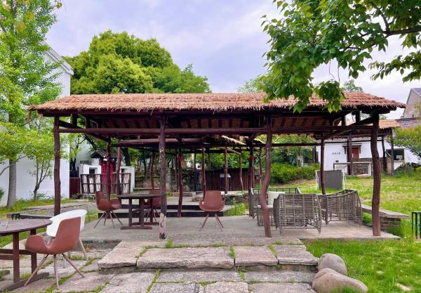 凉篷下村