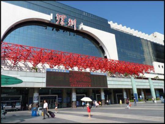 深圳火车站实拍图片  深圳火车站实拍图片户外圆柱显示屏