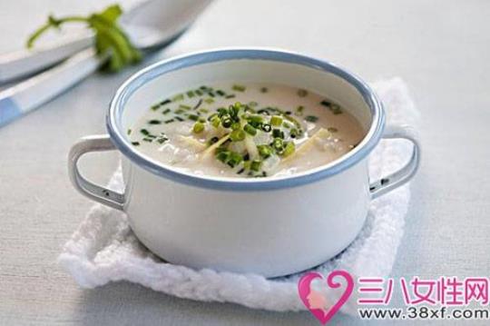 感冒发烧吃什么食物  感冒发烧什么草药最好