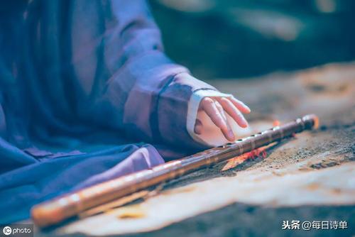 形容一个人悠哉乐哉的诗句 关于形容一个人的句子