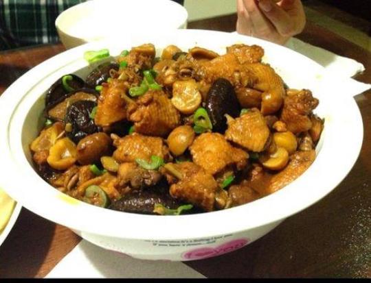 花菇栗子焖鸡翅的做法 花菇栗子焖鸡翅