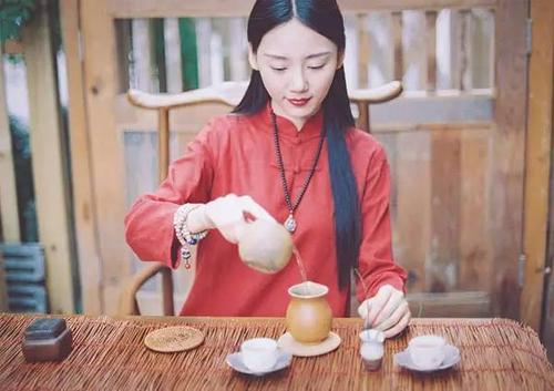 关于寻找形容茶位女人的诗句合集(实用) 寻找怎么形容