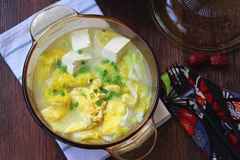 白菜豆腐汤的做法和功效 白菜豆腐汤做法视频