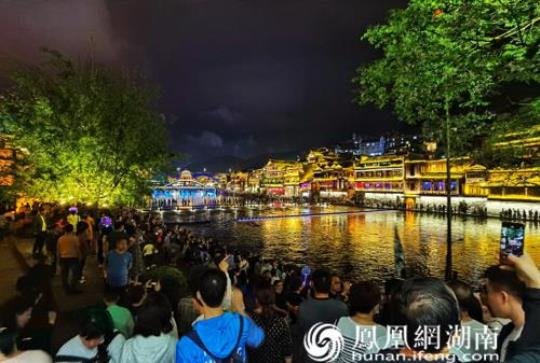 凤凰古城晚上要门票吗(晚上凤凰古城游玩攻略)