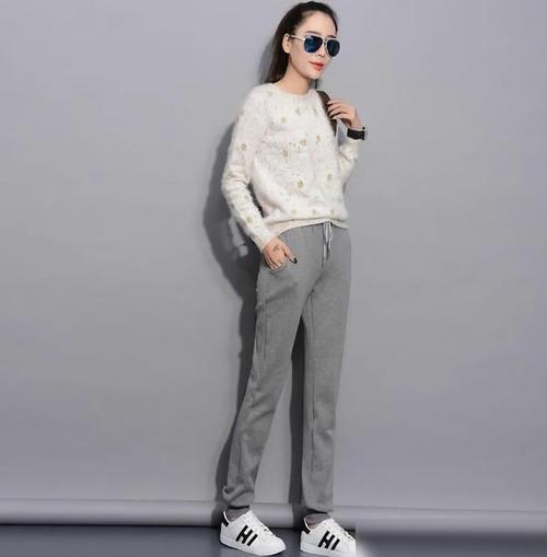 灰色裤子适合搭配什么上衣 