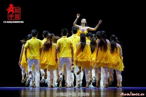 关于形容群舞舞蹈优美的句子大全 形容群舞的句子