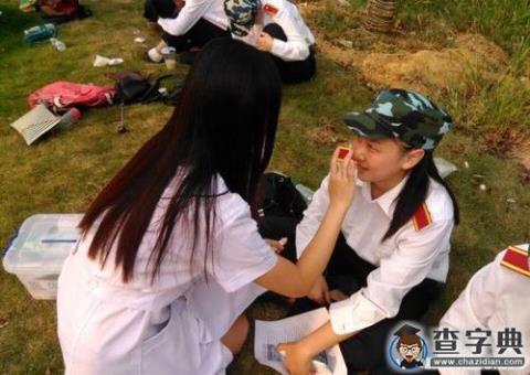 一女生军训踢剪刀脚 女生头像