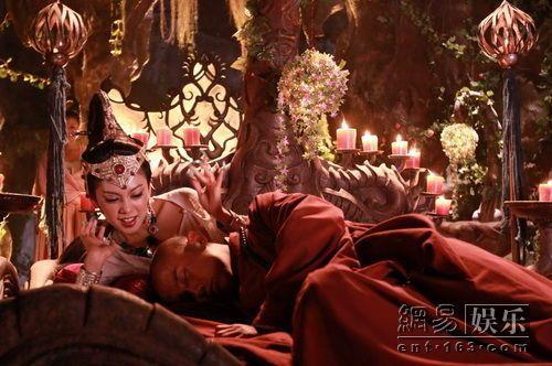 蝎子精迷惑唐僧吻戏