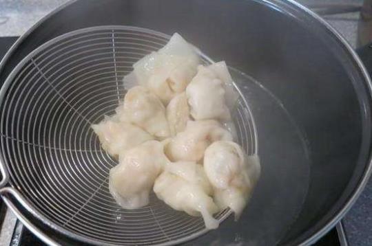 冻馄饨冷水还是热水下锅呢？