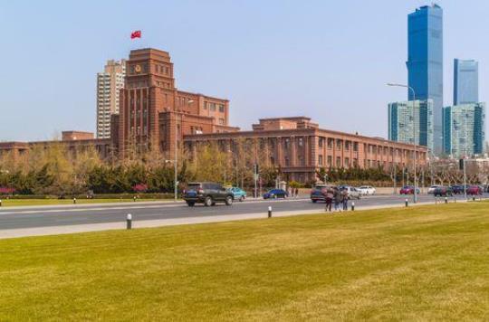 探秘大连人民广场（历史沿革建筑风貌文化活动）