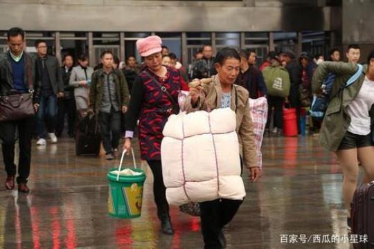关于人来人往的诗句合集(通用) 形容身边人来人往的诗句
