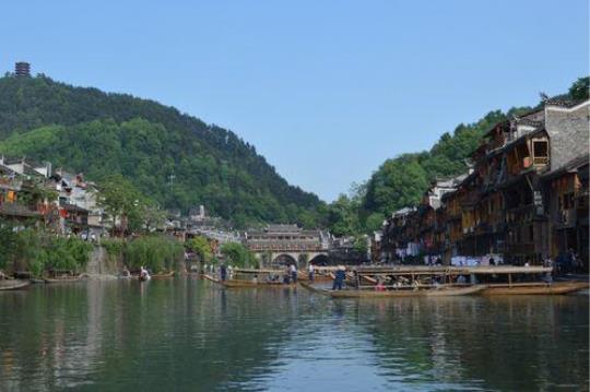 到凤凰古城旅游(探索凤凰古城的美丽风光)