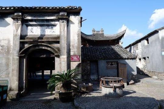 前童古镇旅游攻略（探秘古镇的历史文化和特色美食）