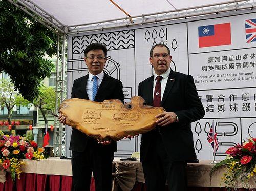 形容结成姊妹通力合作的诗句