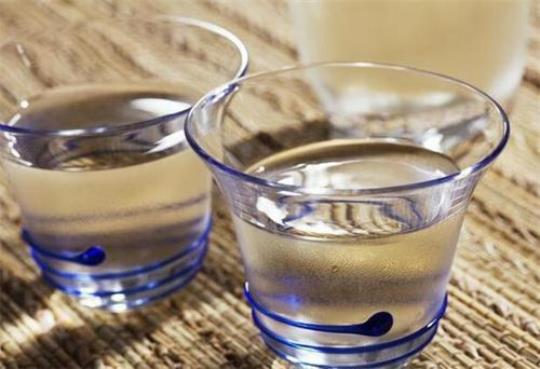 来月经可以喝白酒吗