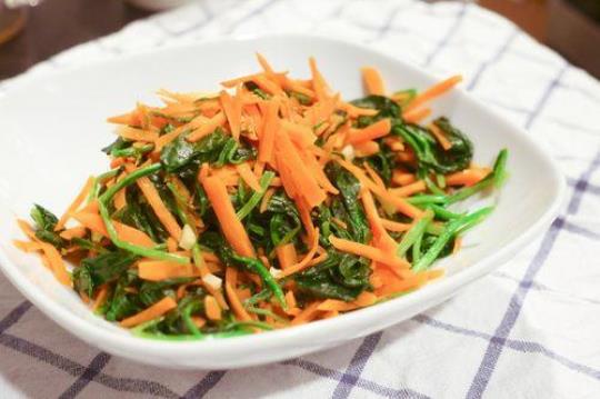 菠菜和胡萝卜可以一起吃吗