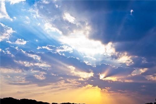 关于描写夏天晴朗天空的优美句子大全 关于描写夏天的诗句古诗